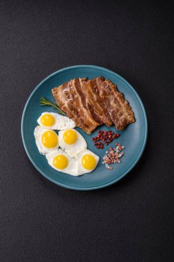 Yağda yumurta, domuz pastırması ve domatesli, tuzlu, baharatlı ve otlu nefis bir kahvaltı.