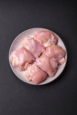 Taze çiğ tavuk filetosu. Tuzlu, baharatlı ve çimento kaplı.