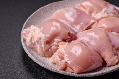 Taze çiğ tavuk filetosu. Tuzlu, baharatlı ve çimento kaplı.