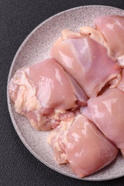 Taze çiğ tavuk filetosu. Tuzlu, baharatlı ve çimento kaplı.