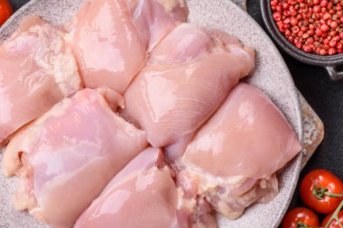 Taze çiğ tavuk filetosu. Tuzlu, baharatlı ve çimento kaplı.