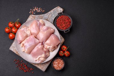 Taze çiğ tavuk filetosu. Tuzlu, baharatlı ve çimento kaplı.