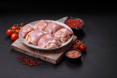 Taze çiğ tavuk filetosu. Tuzlu, baharatlı ve çimento kaplı.