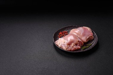 Taze çiğ tavuk filetosu. Tuzlu, baharatlı ve çimento kaplı.