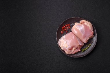 Taze çiğ tavuk filetosu. Tuzlu, baharatlı ve çimento kaplı.