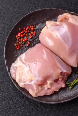 Taze çiğ tavuk filetosu. Tuzlu, baharatlı ve çimento kaplı.
