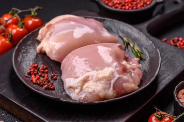 Taze çiğ tavuk filetosu. Tuzlu, baharatlı ve çimento kaplı.