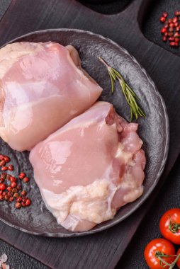 Taze çiğ tavuk filetosu. Tuzlu, baharatlı ve çimento kaplı.