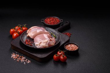 Taze çiğ tavuk filetosu. Tuzlu, baharatlı ve çimento kaplı.