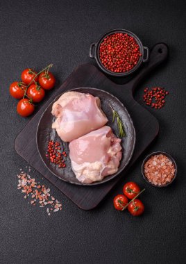 Taze çiğ tavuk filetosu. Tuzlu, baharatlı ve çimento kaplı.