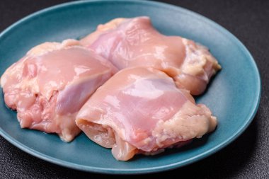 Taze çiğ tavuk filetosu. Tuzlu, baharatlı ve çimento kaplı.