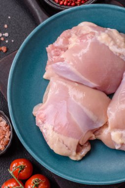 Taze çiğ tavuk filetosu. Tuzlu, baharatlı ve çimento kaplı.