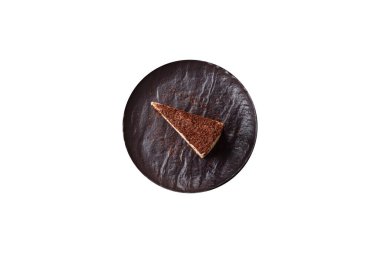 Beyaz arka planda doğranmış çikolata serpiştirilmiş tatlı peynirli kek.