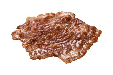 Beyaz arka planda tuz, baharat ve otlarla dilimlenmiş kızarmış domuz pastırması.