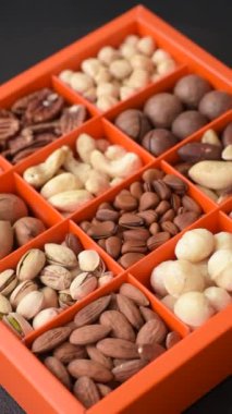 Çeşitli fıstıklı kutu, kaju, macadamia, fıstık, sedir, ceviz, ceviz, Brezilya cevizi, koyu dokulu fındık.