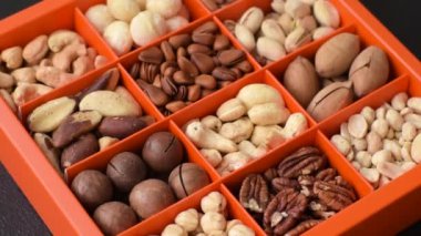 Çeşitli fıstıklı kutu, kaju, macadamia, fıstık, sedir, ceviz, ceviz, Brezilya cevizi, koyu dokulu fındık.