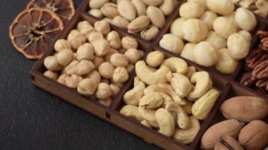 Çeşitli fıstıklı kutu, kaju, macadamia, fıstık, sedir, ceviz, ceviz, Brezilya cevizi, koyu dokulu fındık.