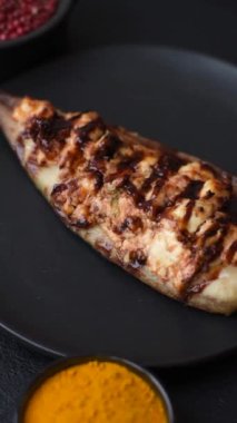 Izgara uskumru fileto peynirli, tuzlu, baharatlı ve çimento kaplı.