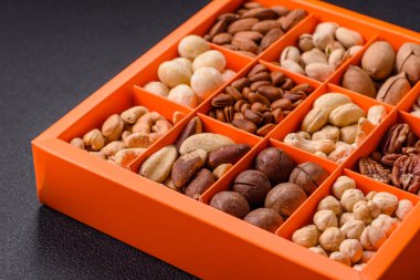 Çeşitli fıstıklı kutu, kaju, macadamia, fıstık, sedir, ceviz, ceviz, Brezilya cevizi, koyu dokulu fındık.
