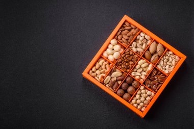 Çeşitli fıstıklı kutu, kaju, macadamia, fıstık, sedir, ceviz, ceviz, Brezilya cevizi, koyu dokulu fındık.