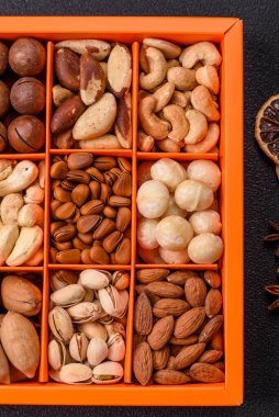 Çeşitli fıstıklı kutu, kaju, macadamia, fıstık, sedir, ceviz, ceviz, Brezilya cevizi, koyu dokulu fındık.