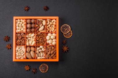 Çeşitli fıstıklı kutu, kaju, macadamia, fıstık, sedir, ceviz, ceviz, Brezilya cevizi, koyu dokulu fındık.