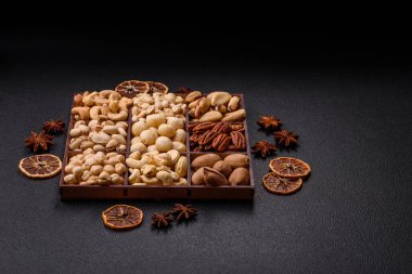 Çeşitli fıstıklı kutu, kaju, macadamia, fıstık, sedir, ceviz, ceviz, Brezilya cevizi, koyu dokulu fındık.