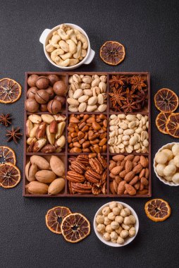Çeşitli fıstıklı kutu, kaju, macadamia, fıstık, sedir, ceviz, ceviz, Brezilya cevizi, koyu dokulu fındık.