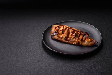 Izgara uskumru fileto peynirli, tuzlu, baharatlı ve çimento kaplı.