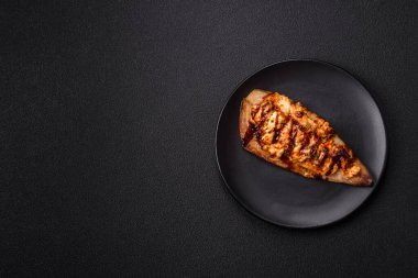 Izgara uskumru fileto peynirli, tuzlu, baharatlı ve çimento kaplı.