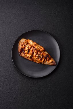 Izgara uskumru fileto peynirli, tuzlu, baharatlı ve çimento kaplı.