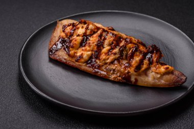 Izgara uskumru fileto peynirli, tuzlu, baharatlı ve çimento kaplı.