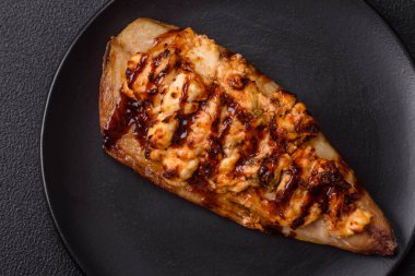 Izgara uskumru fileto peynirli, tuzlu, baharatlı ve çimento kaplı.