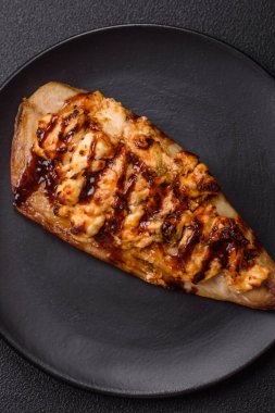 Izgara uskumru fileto peynirli, tuzlu, baharatlı ve çimento kaplı.