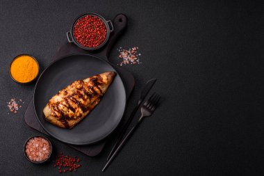 Izgara uskumru fileto peynirli, tuzlu, baharatlı ve çimento kaplı.