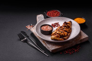 Izgara uskumru fileto peynirli, tuzlu, baharatlı ve çimento kaplı.