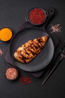 Izgara uskumru fileto peynirli, tuzlu, baharatlı ve çimento kaplı.