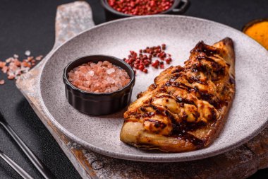 Izgara uskumru fileto peynirli, tuzlu, baharatlı ve çimento kaplı.