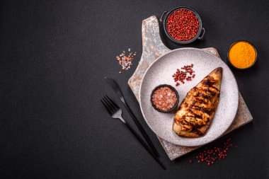 Izgara uskumru fileto peynirli, tuzlu, baharatlı ve çimento kaplı.