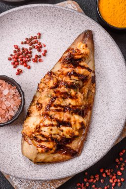 Izgara uskumru fileto peynirli, tuzlu, baharatlı ve çimento kaplı.