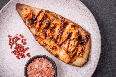 Izgara uskumru fileto peynirli, tuzlu, baharatlı ve çimento kaplı.