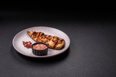 Izgara uskumru fileto peynirli, tuzlu, baharatlı ve çimento kaplı.