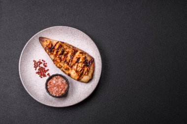 Izgara uskumru fileto peynirli, tuzlu, baharatlı ve çimento kaplı.