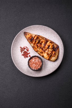 Izgara uskumru fileto peynirli, tuzlu, baharatlı ve çimento kaplı.