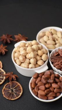 Koyu beton arka planda seramik kasede lezzetli besleyici fındık.