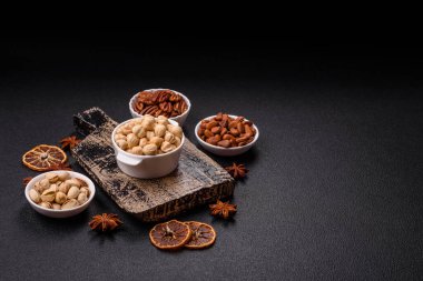 Koyu beton arka planda seramik kasede lezzetli besleyici fındık.