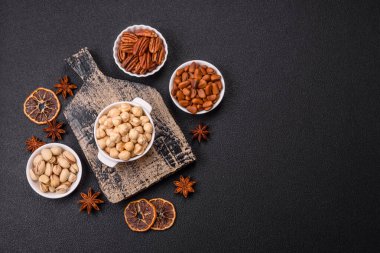 Koyu beton arka planda seramik kasede lezzetli besleyici fındık.