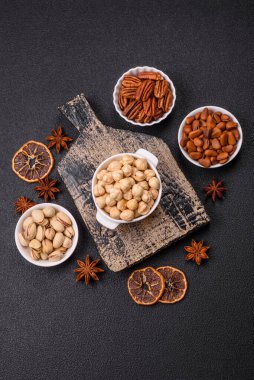 Koyu beton arka planda seramik kasede lezzetli besleyici fındık.