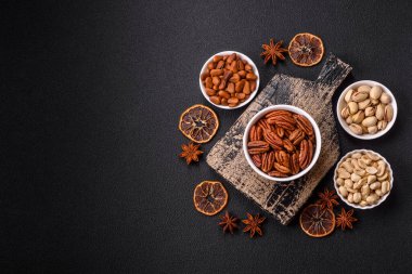 Koyu beton arka planda seramik kasede lezzetli, besleyici cevizler.