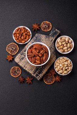 Koyu beton arka planda seramik kasede lezzetli, besleyici cevizler.